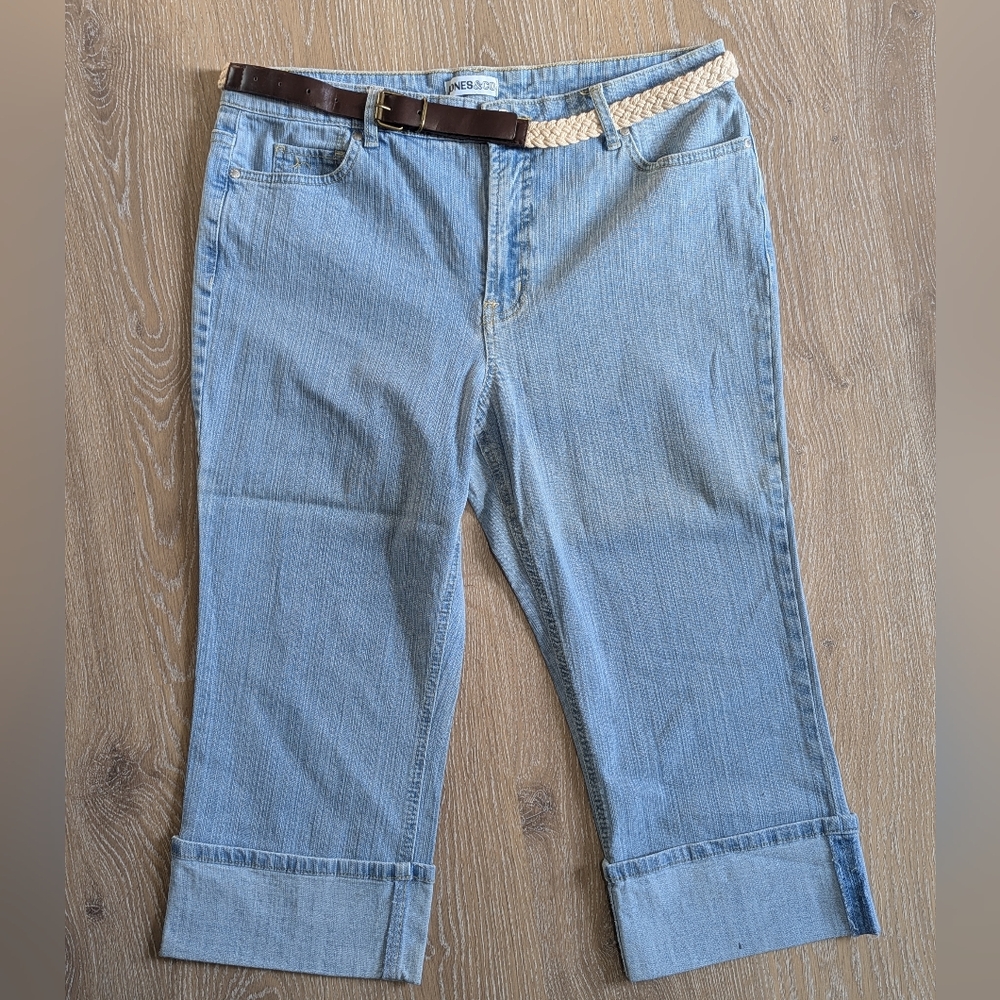 Jones & Co Light Blue Denim Capri‎ Jeans with Brown Belt
